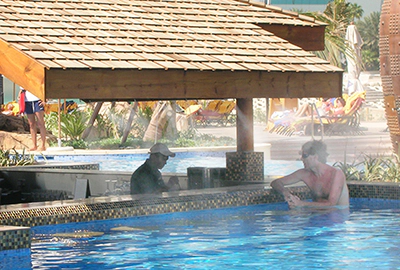 Persona raffrescata da nebulizzatore per piscina